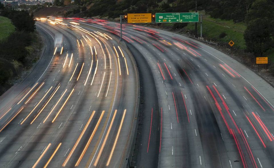 110 Mrd. Dollar werden allein in die Straßen- und Brückeninfrastruktur des Landes fließen. Vor allem viele Brücken haben in den USA schon bessere Tage gesehen – sie sind zu großen Teilen für viel weniger Autos geplant und gebaut worden als sie heute befahren. Vor allem in den 30er- und 50er-Jahren wurde viel in die Verkehrsinfrastruktur des Landes investiert. Doch seitdem ist wenig passiert. Die Brücken sind marode geworden, genauso wie die Straßen, die von vielen Schlaglöchern durchzogen sind. Das soll sich nun ändern.