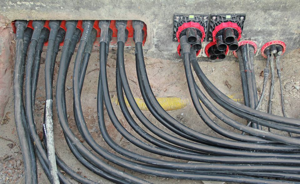 Je weiter die Digitalisierung voranschreitet, desto wichtiger wird es, dass jedes Haus einen Zugang zu schnellen Internet besitzt. Vor allem in den ländlichgen Gegenden der USA ist das oft noch nicht der Fall. 65 Mrd. Dollar des Infrastrukturprogramms werden daher in den Glasfaserausbau fließen.