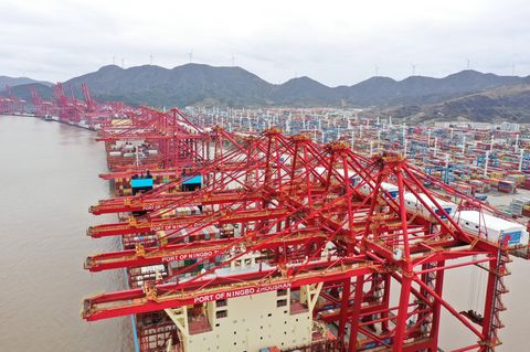 Der chinesische Hafen Ningbo-Zhoushan ist einer der größten der Welt. Wegen eines Corona-Ausbruchs wurden dort Schiffe abgewiesen