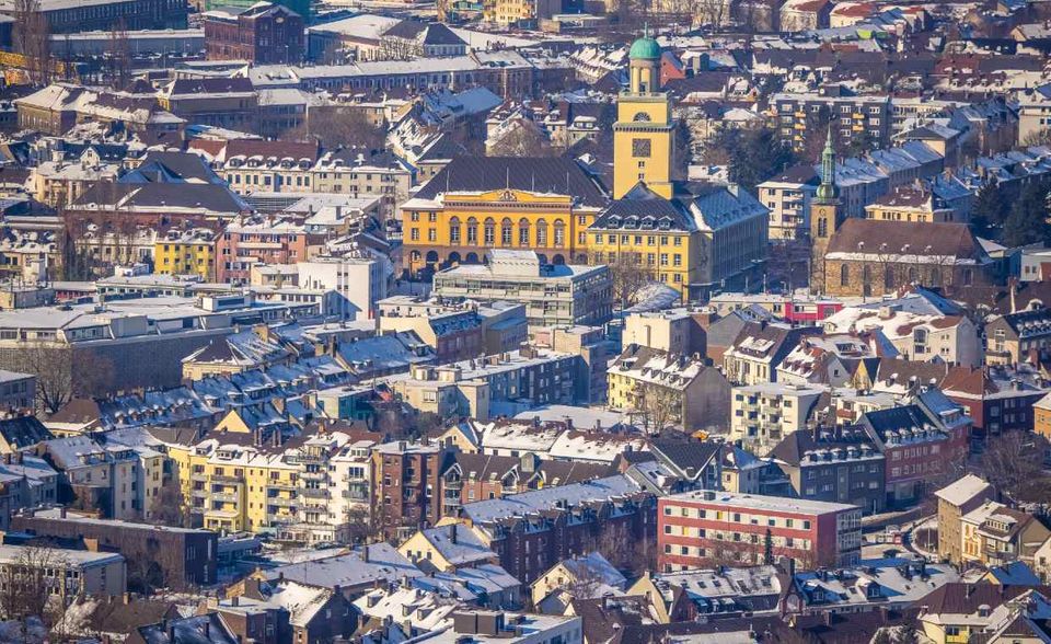 Die Stadt mit der höchsten Grundsteuer ist Witten, genau wie vor drei Jahren schon. In der nordrhein-westfälischen Stadt zahlen Immobilienbesitzer eine Grundsteuer von 771 Euro. Das sind 450 Euro mehr als in Gütersloh. In den Top 10 Städten im Ranking werden durchschnittlich 690 Euro an Grundsteuer fällig.