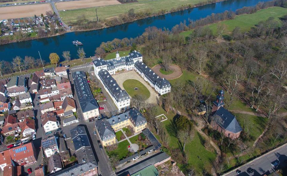 Offenbach überbietet das sogar: 26 Plätze weiter vorn landet die Stadt am Main in der diesjährigen Auswertung. Den Hebesatz hat die Stadt dieses Jahr um 85 Euro reduziert, nachdem er 2019 um 335 Euro gestiegen war. Dadurch erhöhte sich die Grundsteuer um 295 Prozentpunkte von 600 auf 995 Prozent. So lag Offenbach mit der Grundsteuer bei zeitweise 843 Euro – deutlich höher als Platz eins im Ranking. Aktuell liegt der Hebesatz bei 895 Prozent. Das entspricht einer Grundsteuer B von 758 Euro für ein durchschnittliches Einfamilienhaus.