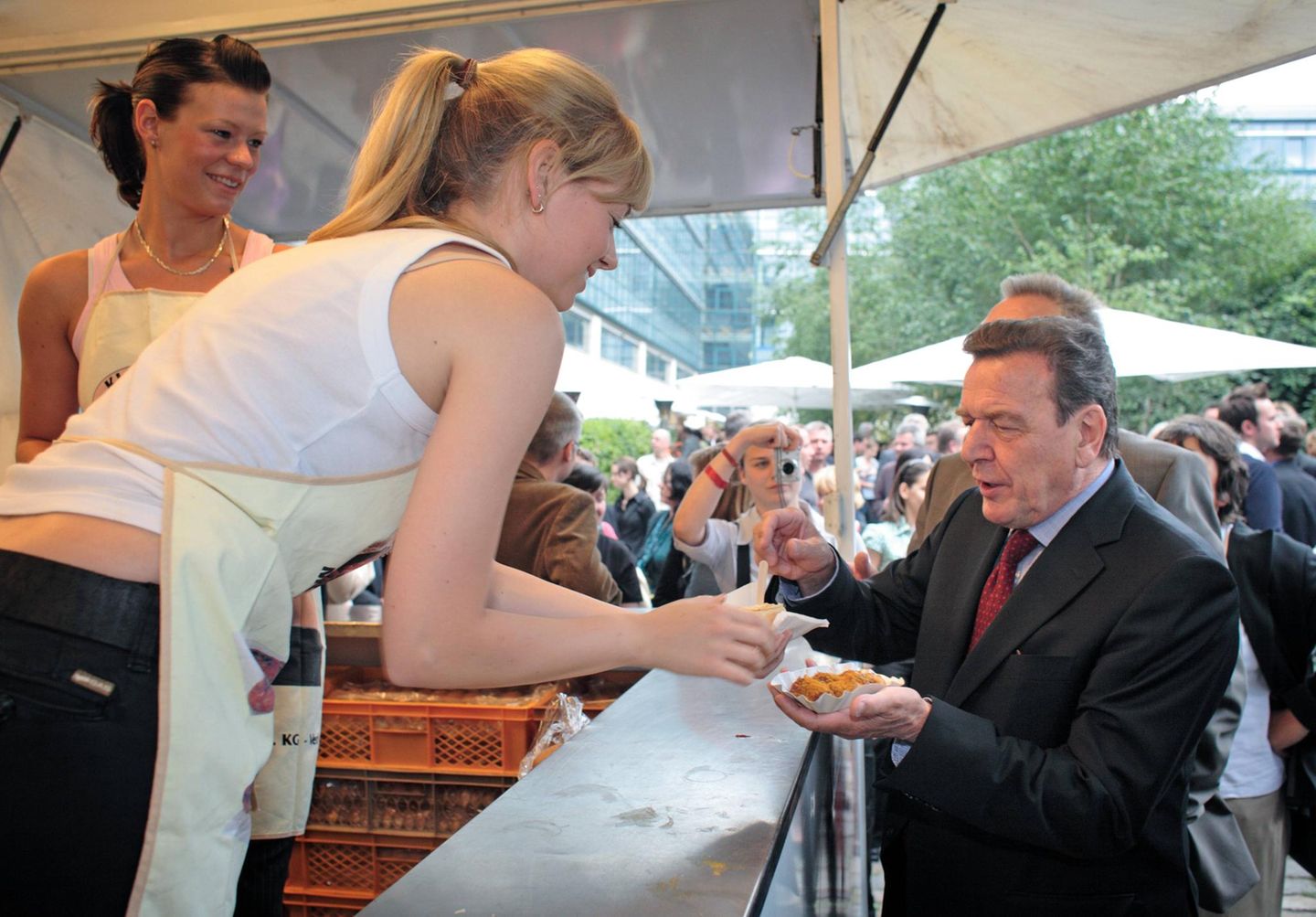 Die Currywurst hat es ihm angetan: Gerhard Schröder holt sich das deutsche Nationalgericht auf einem SPD-Fest im Jahr 2007