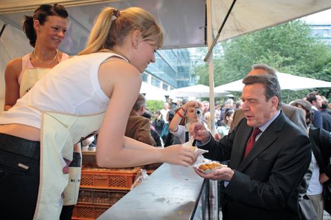 Die Currywurst hat es ihm angetan: Gerhard Schröder holt sich das deutsche Nationalgericht auf einem SPD-Fest im Jahr 2007