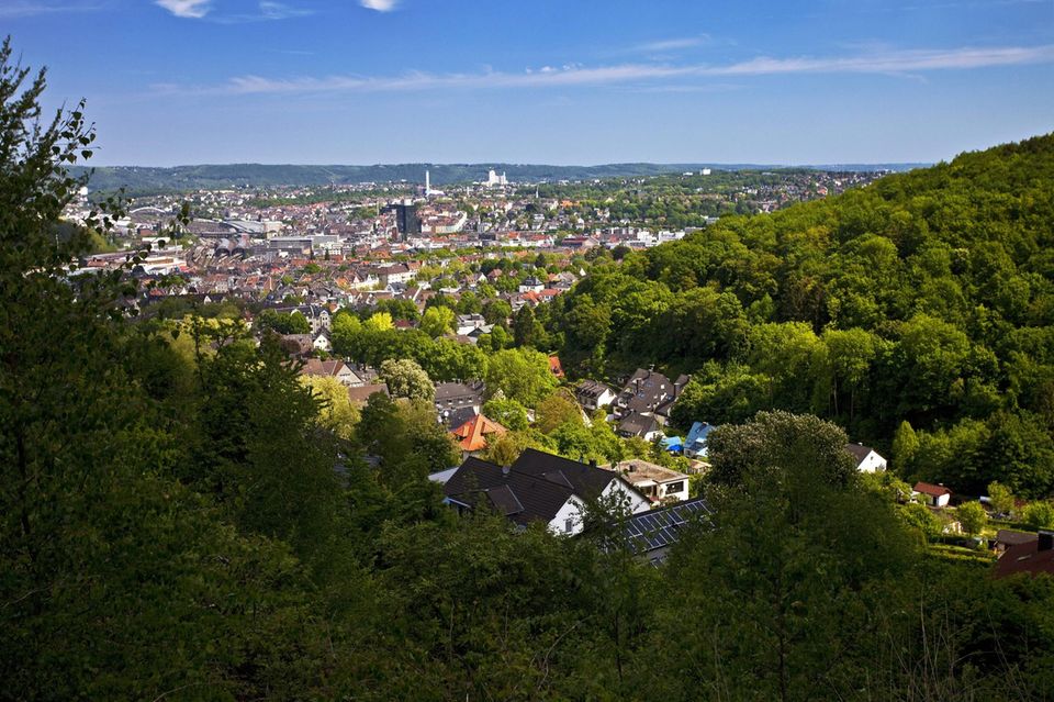 Auch Hagen liegt im Ranking von 2021 zwei Plätze weiter vorne. Der Hebesatz der Grundsteuer B erhöhte sich auf 750 Prozent. Damit liegt die Jahresgrundsteuer in Hagen bei 635 Euro. Die Großstadt in NRW landet damit auf dem neunten Platz, den sie sich mit Leverkusen teilt.