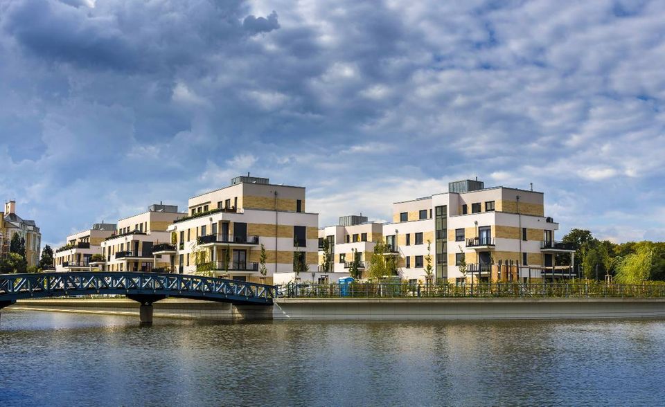 In der Hauptstadt werden 686 Euro Jahresgrundsteuer fällig. Damit rutscht sie auf den fünften Platz. Als Bundesland belegt Berlin sogar den letzten Platz, hinter Nordrhein-Westfalen (535 Euro) und Bremen (568 Euro). Obwohl sich der Hebesatz in Berlin auf 810 Prozent erhöhte, fiel die Stadt im Vergleich zu 2018 nur um zwei Plätze nach hinten.