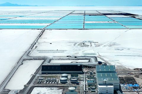 Neues weißes Gold: Lithiumsalze wie hier in Bolivien werden dringend zur Produktion von Batterien in neuen Elektroautos benötigt