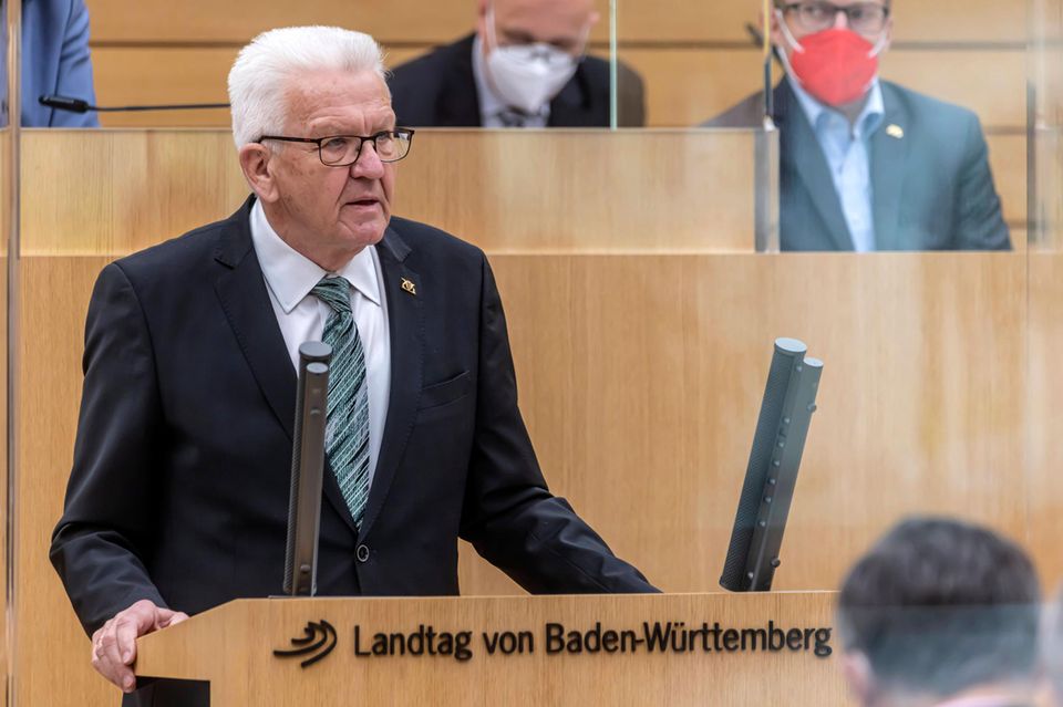 Auch in Stuttgart musste die geplante Schuldenbremse angesichts der Herausforderungen der Covid-19-Krise gelockert werden. Der Schuldenstand erhöhte sich binnen eines Jahres laut Statistischem Bundesamt um rund zehn Prozent von 43,6 auf 47,5 Mrd. Euro. Im Bild: Ministerpräsident Winfried Kretschmann