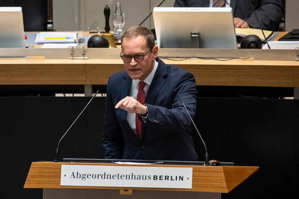 Im öffentlichen Haushalt Berlins hat die Corona-Krise ebenfalls tiefe Spuren hinterlassen. Die Statistiker in Wiesbaden verzeichneten am Ende des ersten Quartals 2021 einen Stand von 62 Mrd. Euro. Das bedeutete Platz drei im bundesweiten Vergleich. Ein Jahr zuvor waren es noch 55,2 Mrd. Euro gewesen. Gemessen am letzten Quartal 2020 kam Berlin neben Sachsen-Anhalt mit einem Plus von 3,9 auf den höchsten Anstieg bei den Schulden. Im Bild: Bürgermeister Michael Müller