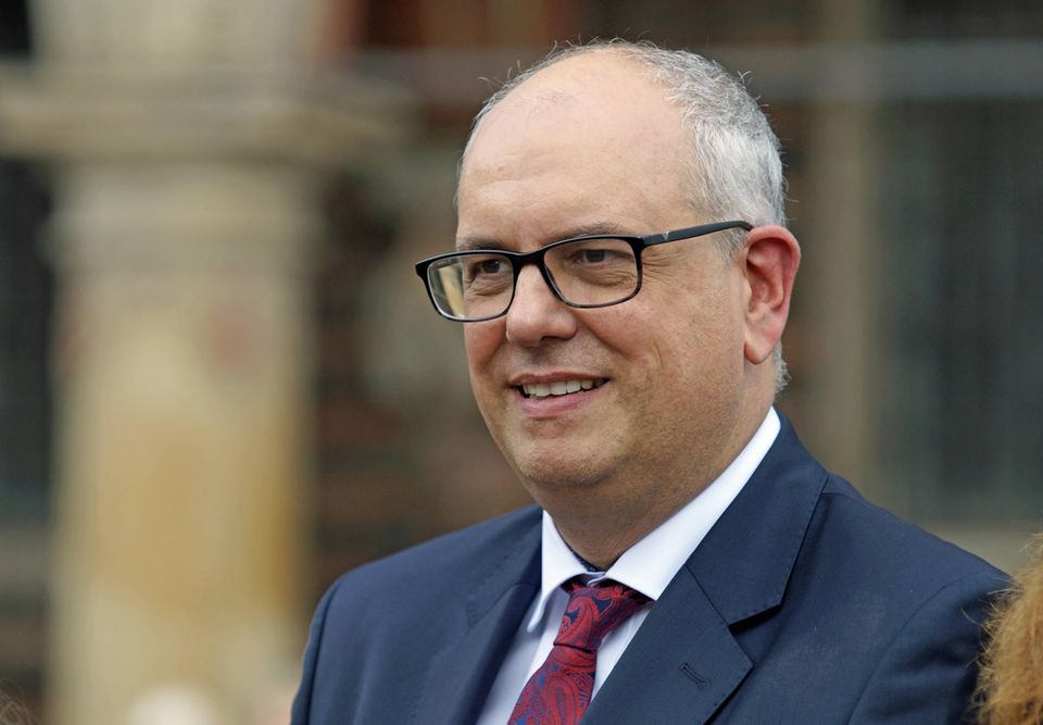 Bremen hat seine Schulden unter allen Bundesländern zuletzt am stärksten reduziert. Sie beliefen sich zum 31. März 2021 auf 34,3 Mrd, Euro – 12,8 Prozent weniger als im vierten Quartal 2020. Das war der mit Abstand größte Rückgang unter den Bundesländern. Schleswig-Holstein folgte mit weitem Abstand mit minus 3,3 Prozent. „In Bremen ist der Rückgang vor allem auf die gegenüber dem Vorquartal geringeren Schuldenaufnahmen für die Bereitstellung von Barsicherheiten für Derivat-Geschäfte zurückzuführen“, erklärten die Experten. „Viele Bundesländer wollten sich mit Derivaten gegen steigende Zinsen absichern. Allein: Die Zinsen sind nicht gestiegen. Stattdessen haben die Regierungen riesige Summen verloren“, berichtete die „Frankfurter Rundschau“ im Januar 2020. Eine Umfrage der Zeitung ergab damals: Acht Bundesländer setzten sie beim Schuldenmanagement ein, die anderen acht nicht. Bremens Schuldenstand hatte im ersten Quartal 2020 bei 38,2 Mrd. Euro gelegen. Im Bild: Bürgermeister Andreas Bovenschulte