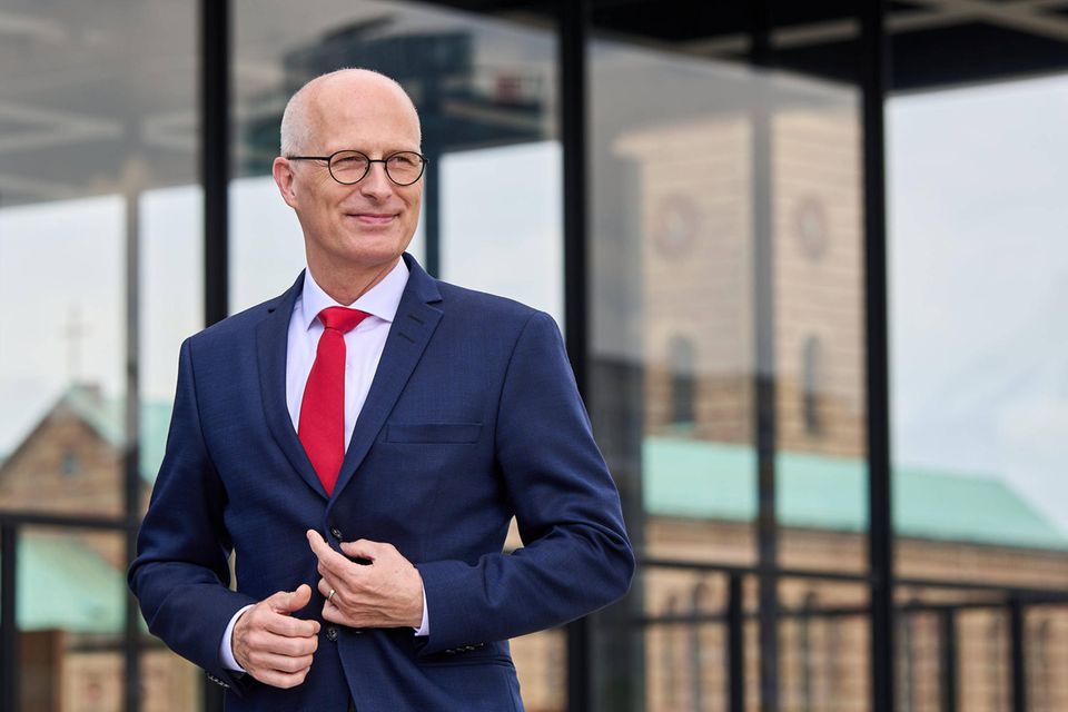 Hamburgs Schulden sind während der Corona-Pandemie stark gewachsen. Der Stadtstaat belegte im Schuldenmonitor des Statistischen Bundesamts zum Ende des ersten Quartals 2021 bundesweit Platz sechs. Die Verbindlichkeiten beliefen sich demnach auf 35,2 Mrd. Euro. Ein Jahr zuvor waren es noch 33,4 Mrd. Euro gewesen. Im Bild: Bürgermeister Peter Tschentscher