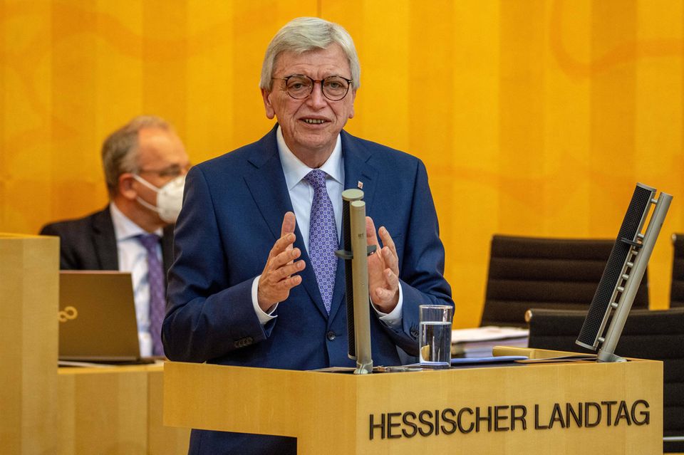 Hessen ist gemessen an der Einwohnerzahl das fünftgrößte Bundesland. Auf diese Platzierung kam Hessen auch beim Schuldenstand. Die Statistiker verzeichneten zum Stichtag 31. März 2021 rund 45,3 Mrd. Euro. Das waren knapp 3 Mrd. Euro mehr als ein Jahr zuvor. Im Bild: Ministerpräsident Volker Bouffier
