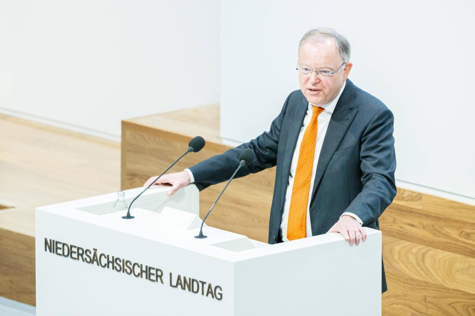 Niedersachsen ist gemessen an den Einwohnern das viertgrößte Bundesland. Bei den Schulden aber kam das Flächenland zum Ende des ersten Quartals 2021 landesweit auf Platz zwei. Die Schuldenlast stieg laut der Statistik von 60,1 auf 66,5 Mrd. Euro. Der größte Teil entfiel laut der Schuldenverwaltung Niedersachsens auf Wertpapierschulden. Im Bild: Ministerpräsident Stephan Weil
