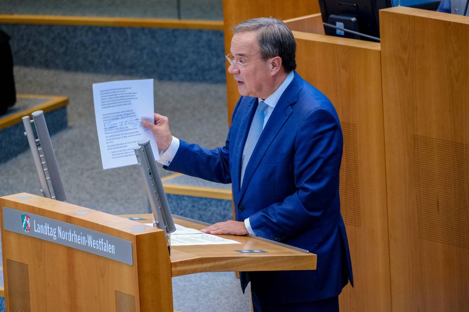 Es ist naheliegend, dass das bevölkerungsreichste Bundesland auch die meisten Schulden hat. Allerdings lag Nordrhein-Westfalen zum Ende des ersten Quartals 2021 mit sehr großem Abstand vor den restlichen Regionen des Landes. Das Statistische Bundesamt verzeichnete einen Schuldenstand von 185,5 Mrd. Euro (2020: 177,7 Mrd. Euro). Das war fast dreimal so viel wie bei Niedersachsen auf Platz zwei. Verglichen mit dem vierten Quartal 2020 kam Nordrhein-Westfalen den Angaben zufolge bundesweit auf den zweithöchsten Anstieg bei den Schulden (plus 3,4 Prozent). Die niedrigsten Verbindlichkeiten hatte Sachsen mit 5 Mrd. Euro vorzuweisen. Allerdings verzeichnet es ein Plus von rund 260 Prozent (2020: 1,4 Mrd. Euro). Grund waren laut Destatis neue Schulden für den Corona-Bewältigungsfonds sowie eine Umschichtung der Kreditaufnahmen vom öffentlichen zum nicht-öffentlichen Bereich. Nach Sachsen hatten Mecklenburg-Vorpommern und das Saarland die geringsten Schulden unter den Bundesländern. Im Bild: Ministerpräsident Armin Laschet
