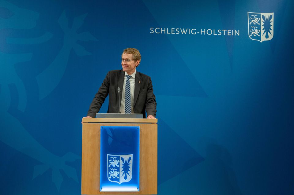 Schleswig-Holstein hat seinen Schuldenstand binnen eines Jahres nur leicht erhöht. Er stieg zum Ende des ersten Quartals von 30,3 auf 30,9 Mrd. Euro. Verglichen mit dem Vorjahr ging die Schuldenlast den Angaben zufolge jedoch um 3,3 Prozent zurück. Das war das zweitgrößte Minus unter den Ländern. Im Bild: Ministerpräsident Daniel Günther