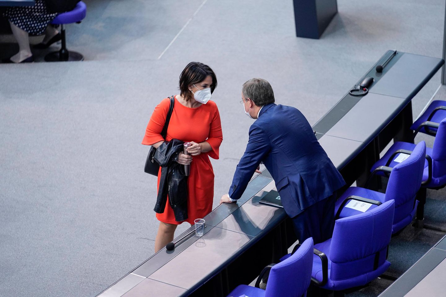 Vorgeschmack auf Schwarz-Grün? Annalena Baerbock und Armin Laschet im Gespräch im Bundestag