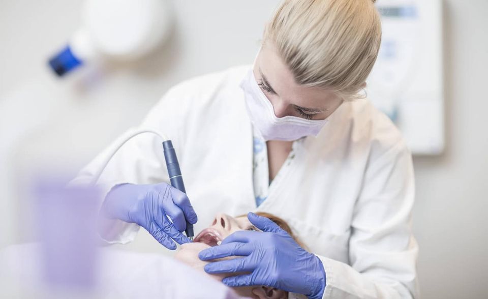 2019 gab es in Deutschland laut dem Statistischen Bundesamt rund 359.000 Beschäftigte in den Praxen von Zahnärzten und Mund-Kiefer-Gesichtschirurgen. Auch ihre Zahl ist in den vorangegangenen 20 Jahren um rund ein Fünftel gestiegen. Im Jahr 2000 wurden noch 284.000 Beschäftigte gezählt.