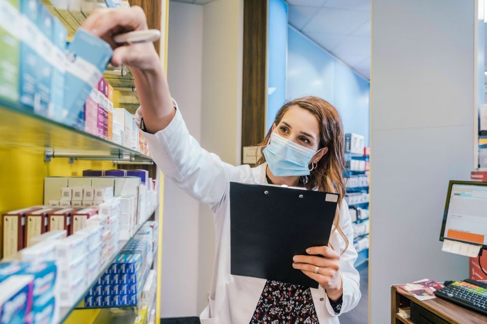 Das Statistische Bundesamt zählte 2019 landesweit rund 229.000 Beschäftigte in Apotheken. Das waren knapp 20 Prozent mehr als bei der Erhebung im Jahr 2000. Diese Verkaufsstellen von Medikamenten und Medizinprodukten landeten 2019 auf Platz zehn der Einrichtungen im deutschen Gesundheitswesen mit den meisten Beschäftigten.