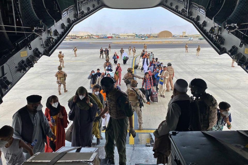 Am Flughafen in Kabul warten viele Menschen auf ihre Evakuierung