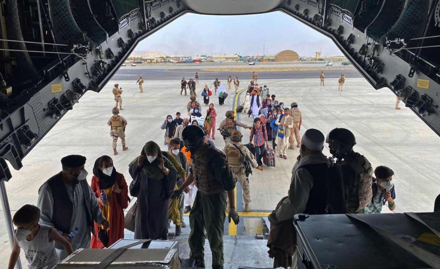 Am Flughafen in Kabul warten viele Menschen auf ihre Evakuierung