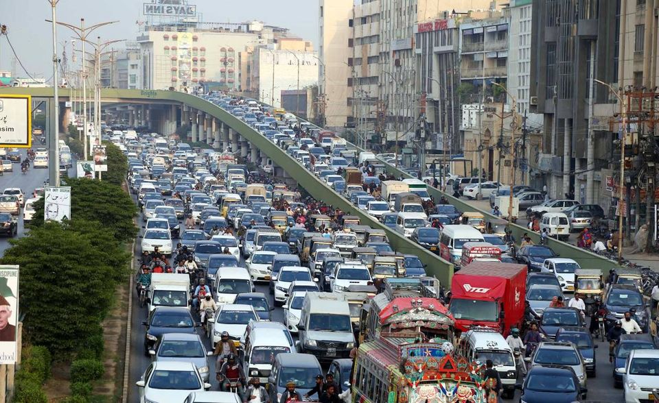 Karatschi stieg in der Rangliste von Platz 136 auf Rang 134. Dafür reichte allerdings im allgemeinen Corona-Abwärtstrend ein niedrigerer Indexwert als 2019. Die größte Stadt in Pakistan erhielt von den Analysten nur 20 Punkte für die Stabilität. Das war der niedrigste Wert, den sie für diese Kategorie in der Schlussgruppe vergaben – inklusive jener Städte, in denen Bürgerkrieg herrscht. 58,3 Punkte für das Bildungssystem bewahrten Karatschi, mit rund 15 Millionen Einwohnern eine der größten Metropolen der Welt, vor einer noch schlechteren Platzierung.