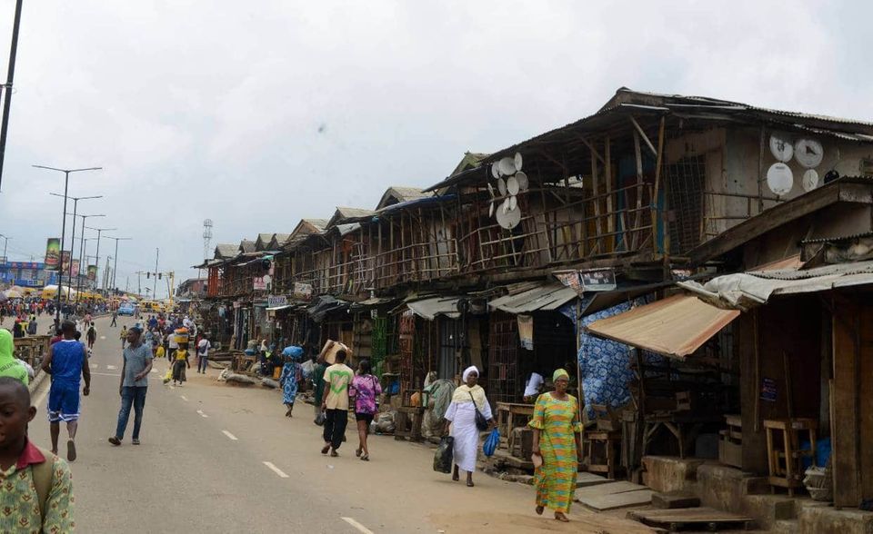 Die nahezu nicht vorhandene Lebensqualität in Lagos kann weltweit nur von einer Stadt unterboten werden. An dieser Diagnose hielten die EIU-Experten auch 2021 fest. Die mit über 14 Millionen Einwohnern größte Stadt in Nigeria erzielte nur noch 31,5 Punkte (2019: 38,5 Punkte). Die schlechtesten Werte gab es für Sicherheit (20 Punkte), Gesundheitsversorgung (20,8 Punkte) und Bildung (25 Punkte). Das Auswärtige Amt warnt in Lagos vor bewaffneten Überfällen und Entführungen.