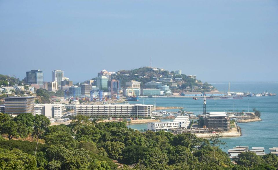 Die ohnehin miserable Lage in Port Moresby hat sich während der Corona-Krise nach Ansicht der Analysten deutlich verschlechtert. Die Hauptstadt Papua-Neuguineas fiel vom 135. auf den 138. Platz der Rangliste. Die Gesamtpunktzahl schrumpfte um fast ein Viertel auf 32,5. Den schlechtesten Wert gab es für das Gesundheitswesen (16,7 Punkte), den besten für die Infrastruktur (46,4 Punkte). Port Moresby ist mit geschätzt knapp 400.000 Einwohnern die größte Stadt im südpazifischen Raum außerhalb von Australien und Neuseeland. Die beiden Länder gehörten im EIU-Ranking der besten Städte zu den Gewinnern. Sie stellten sechs der zehn am besten bewerteten Metropolen.