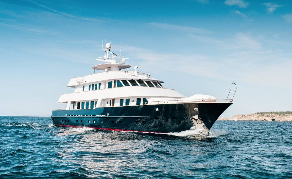 Die „Chesella“ stieß bereits in See, als Superyachten noch griechischen Reedern vorbehalten waren. Highlight ist ein elf Meter langes Begleitboot. Länge: 38 m; Baujahr: 1983 (2018 renoviert); Werft: Amels; Preis pro Woche: ab 75.000 Euro; campernicholsons.com