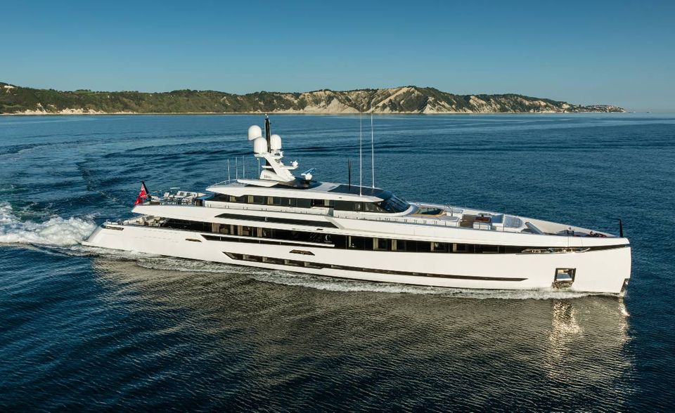 Die neue „K2“ ist etwas für Urlauber, die es eilig haben: Dank ihrer sportlichen Linien schafft die Yacht eine Spitzengeschwindigkeit von 22 Knoten. Länge: 50 m; Baujahr: 2021; Werft: Columbus Yachts; Preis pro Woche: ab circa 270.000 Euro; fraseryachts.com