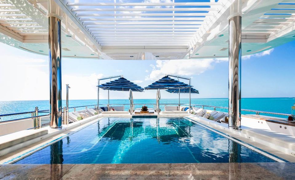 Auf der „Titania“ wissen Gäste gar nicht, wo sie zuerst reinspringen sollen: ins blaue Meer oder doch erst in diesen glamourösen Pool. Länge: 73 m; Baujahr: 2006 (2018 renoviert); Werft: Lürssen; Preis pro Woche: ab circa 550.000 Euro; burgessyachts.com