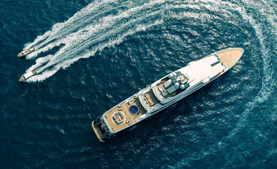Auf der spektakulären „Tranquility“ finden 22 Gäste und eine 29-köpfige Crew bequem Platz. Und ein Spa mit Hamam sowie Sauna. Länge: 91,5 m; Baujahr: 2014; Werft: Oceanco; Preis pro Woche: ab circa 1,1 Mio. Euro; campernicholsons.com
