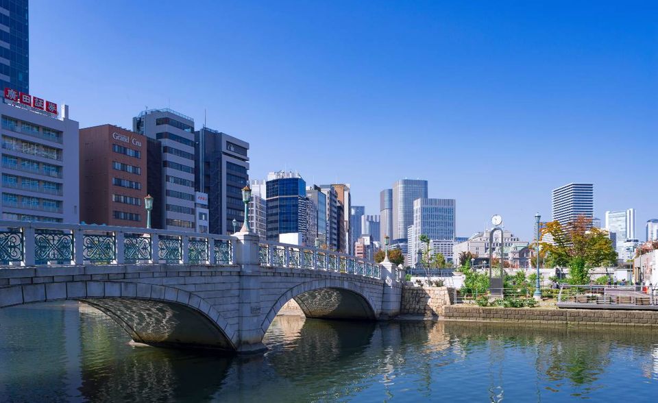 #2 Osaka Japan war mit zwei Metropolen im Städte-Ranking 2021 vertreten. Osaka konnte sich um zwei Ränge auf den zweiten Platz verbessern (94,2 Punkte) und lag damit erneut vor der Hauptstadt Tokio. Dafür sorgten zwei Bestnoten, die von den EIU-Experten für Stabilität sowie für die Gesundheitsversorgung vergeben wurden. „Kultur & Umwelt“ war angesichts von geschlossenen Einrichtungen und Hygienebeschränkungen in Osaka wie in allen Metropolen der Top 10 der Schwachpunkt.