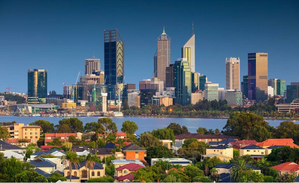 Perth belegte mit 93,3 Punkten Platz sechs unter den laut EIU lebenswertesten Städten der Welt. Es war der zweite australische Aufsteiger in den Top 10 (die größte Stadt des Landes, Sydney, fiel hingegen 2021 aus der Spitzengruppe heraus). Perth erhielt als einziger Vertreter der Top 10 dreimal die Bestnote – für die Gesundheitsversorgung, Bildung und Infrastruktur. Dafür fuhr es allerdings auch die niedrigste Einzelnote ein: 78,2 Punkte für „Kultur & Umwelt“.