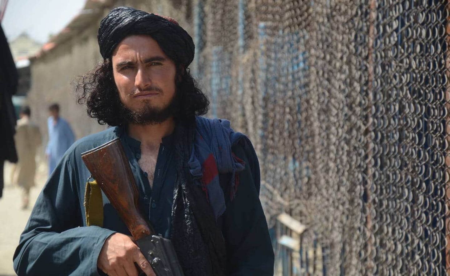 Ein Taliban-Kämpfer an der Grenze zu Pakistan. Je mehr Regionen und damit Grenzübergänge die Taliban kontrollierten, desto größer wurde ihre wirtschaftliche Potenz.