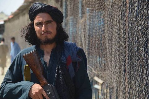Ein Taliban-Kämpfer an der Grenze zu Pakistan. Je mehr Regionen und damit Grenzübergänge die Taliban kontrollierten, desto größer wurde ihre wirtschaftliche Potenz.
