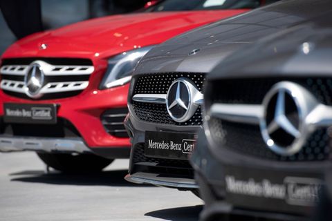 Mercedes-Benz ist eine von zwei deutschen Marken, die es in die Top 10 der globalen Recommend-Charts geschafft haben. Der Autobauer kam mit 37 Punkten auf Platz neun. Das Ranking basiert auf Online-Umfragen in 35 Märkten. Die Teilnehmer wurden gefragt: „Welche der folgenden Marken würden Sie einem Freund oder Kollegen empfehlen?“ Mercedes-Benz verwies Konkurrenten wie Tesla auf die Plätze, musste sich aber in dieser Bestenliste einem anderen Autobauer beugen.