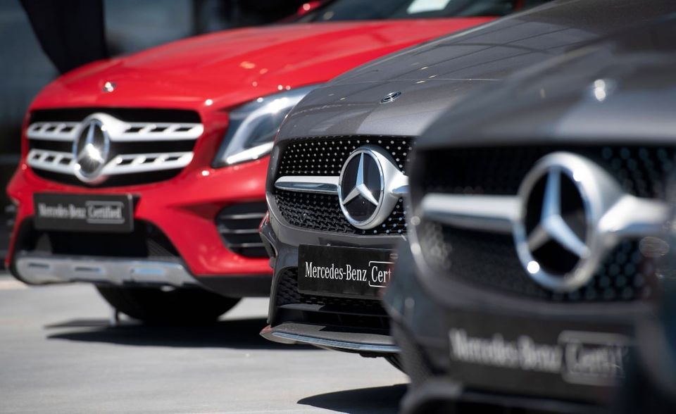 #9 Mercedes-Benz Mercedes-Benz ist eine von zwei deutschen Marken, die es in die Top 10 der globalen Recommend-Charts geschafft haben. Der Autobauer kam mit 37 Punkten auf Platz neun. Das Ranking basiert auf Online-Umfragen in 35 Märkten. Die Teilnehmer wurden gefragt: „Welche der folgenden Marken würden Sie einem Freund oder Kollegen empfehlen?“ Mercedes-Benz verwies Konkurrenten wie Tesla auf die Plätze, musste sich aber in dieser Bestenliste einem anderen Autobauer beugen.