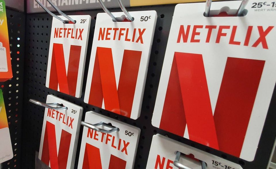 #2 Netflix Die Bestenliste „Best Brands 2020“ war von digitalen Marken dominiert worden. Aus gutem Grund, erklärte YouGov damals bei der Veröffentlichung der Ergebnisse: „Unternehmen wie Google, YouTube und WhatsApp sind naturgemäß an den meisten Orten der Welt für jeden mit Internetzugang verfügbar.“ Allerdings hapert es unter den Nutzern offenbar bei der Bereitschaft zur Mundpropaganda. Google, YouTube und WhatsApp fehlten in den Top 10 der Recommend-Charts 2021. Stattdessen wurde der Streamingdienst Netflix mit 66 Punkten zur am häufigsten empfohlenen Digitalmarke der Welt (Best Brands 2020: Platz sechs). Die USA führten die Länderwertung mit vier Unternehmen an.