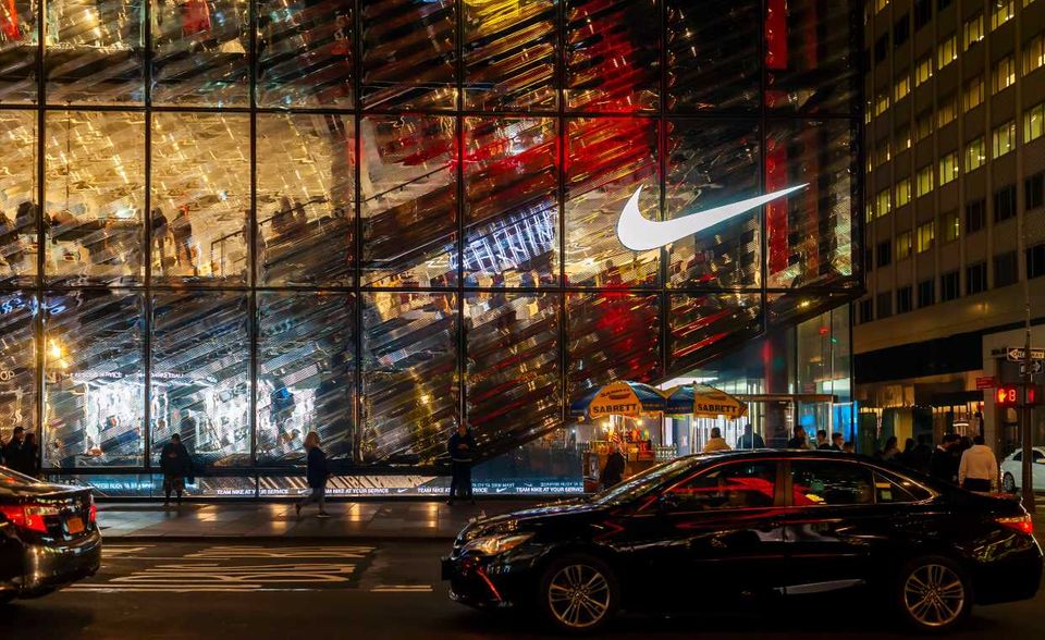 Deutlich besser schnitt auch Adidas' größter Konkurrenz Nike in der Empfehlungs-Rangliste ab. Das US-Unternehmen kam mit 48 Punkten auf Platz vier. Bei den besten Marken 2020 hatte es sich mit dem zehnten Rang begnügen müssen.