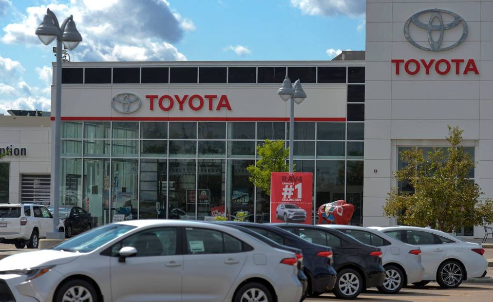 Wie zufrieden sie mit ihrem Auto von Toyota sind, lassen Kunden ihre Freunde oder Kollegen besonders häufig wissen. Die zweite japanische Marke des Recommend-Rankings 2021 kam mit 75 Punkten mit großem Vorsprung auf den ersten Platz. Der Autobauer glänzte nicht allein mit einem hohen Durchschnittswert. Toyota wurde den Angaben zufolge in den 35 untersuchten Märkten am häufigsten – nämlich zehnmal – von den Verbrauchern in die Top 10 gewählt.