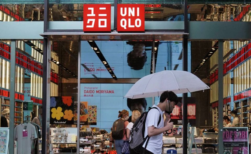 #6 Uniqlo Die Marken der Top 10 stammten aus fünf Ländern. Japan war wie Deutschland mit zwei Marken vertreten. Die Erste war Uniqlo mit 46 Punkten auf Platz sechs. Es war die einzige Modemarke der Spitzengruppe, die nicht auf Sportartikel spezialisiert ist. Sie hatte bei der Umfrage zu den besten Marken im Vorjahr lediglich Rang 16 erreicht.