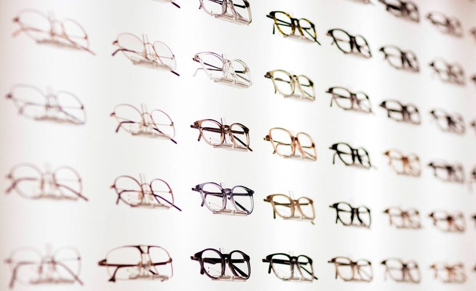 Fielmann stieg auf Platz acht in die Spitzengruppe ein. Die Optikerkette kam bei der Empfehlungsrate auf durchschnittlich 84,0 Punkte. Das Ranking basiert auf dieser Frage aus dem YouGov-BrandIndex: „Welche der folgenden Marken würden Sie einem Freund oder Kollegen empfehlen?“ Für die Top 10 konnten sich nur Marken qualifizieren, die seit mindestens sechs Monaten in der Erhebung abgefragt wurden. Außerdem mussten sie den Berechnungen zufolge unter Erwachsenen in Deutschland auf mindestens 300 Kunden kommen.