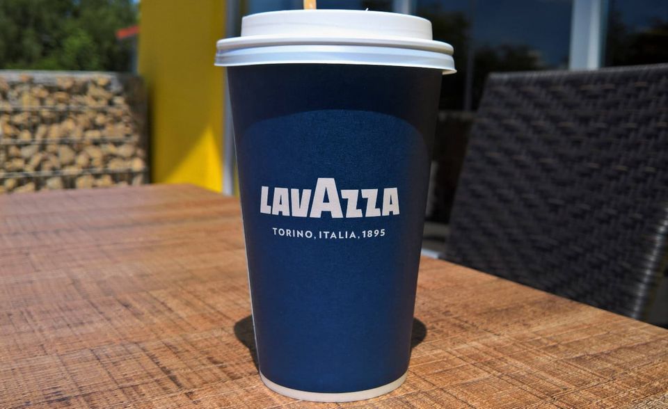 2020 waren eine Teemarke und alkoholfreies Bier unter den zehn Spitzenreitern des Recommend-Rankings. 2021 empfahlen die Deutschen lieber stärkere Genussmittel. Neben Baileys stieg auch die italienische Espressomarke Lavazza in die Top 10 auf und das gleich auf Platz fünf (85,2 Punkte). Damit war Lavazza der zweitgrößte Newcomer der Rangliste.