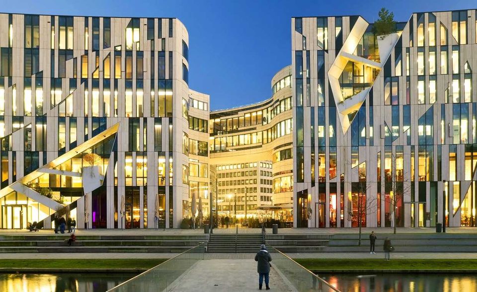 Deutschland ist an der Spitze der Liste der größten Verlierer im „Global Liveability Index 2021“ unter sich. Die Analysten der EIU bewerteten Düsseldorf am Ende nur noch mit 80,2 Punkten. Das war rund ein Zehntel weniger als ein halbes Jahr zuvor. Düsseldorf stürzte damit 28 Plätze auf Rang 50 ab.