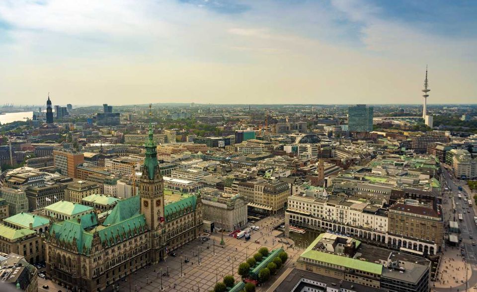 #1 Verlierer: Hamburg Hamburg war einst im Ranking der besten Städte weltweit das deutsche Aushängeschild. Die norddeutsche Metropole landete 2017 und 2016 auf Platz zehn der Städte mit der höchsten Lebensqualität. Zuletzt hat aber laut den Analysten keine der 140 untersuchten Städte binnen sechs Monaten so stark an Lebensqualität eingebüßt wie Hamburg. Die norddeutsche Metropole fiel im Ranking 2021 um 34 Plätze auf Rang 47. Einige andere Städte Europas konnten hingegen am anderen Ende der Skala punkten.