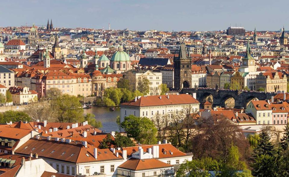 Für Prag ging es gleich 27 Plätze nach unten. Die tschechische Hauptstadt verschlechterte sich um 9,6 auf nur noch 71,2 Punkte. Damit reichte es für Prag nur noch für Platz 72. Hauptursache war laut EIU die schlechtere Lage in der Gesundheitsversorgung der Hauptstadt.