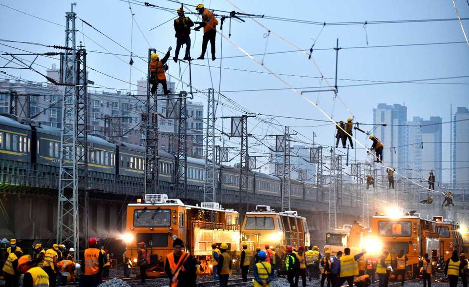 Die Kontrolle der chinesischen Regierung manifestiert sich direkt in den Eigentümerverhältnissen einiger der größten Konzerne des Landes. Die staatliche China Railway Engineering Corporation hält die Mehrheit an der China Railway Group Limited. Die CRGL kam mit einem Gesamtvermögenswerten in Höhe von 129,6 Mrd. Dollar auf Platz des Rankings. Der Baukonzern, einer der größten weltweit, war 2007 an die Börse gegangen.