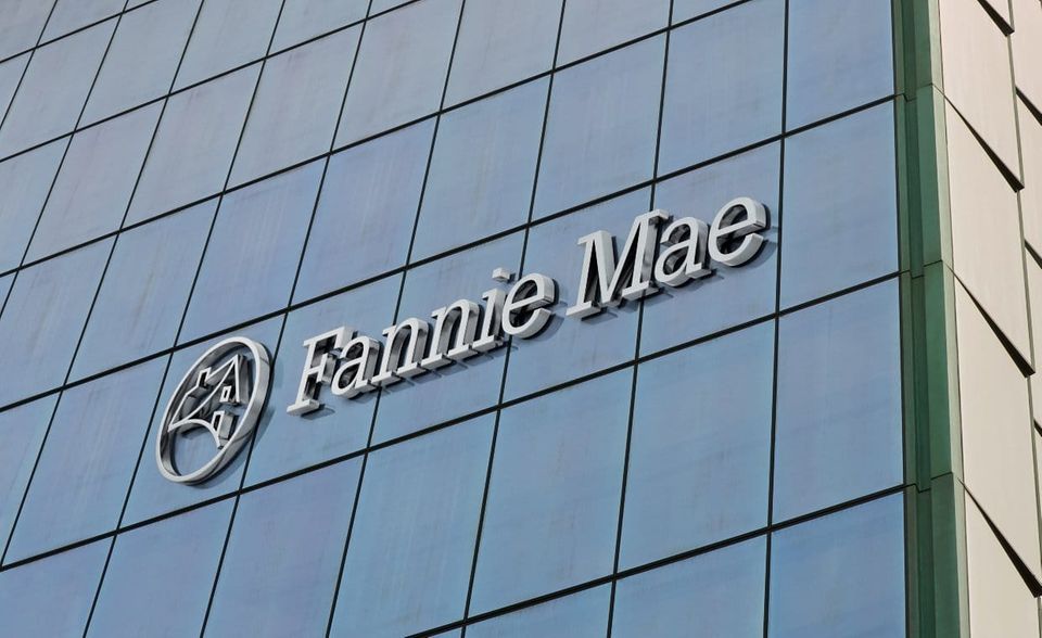 Der andere Protagonist der Finanzkrise, die mit US-Hypotheken begann und sich weltweit ausbreitete, war Fanny Mae. Diesen Namen finden wir auf Platz eins des Rankings wieder. Dahinter verbirgt sich die Federal National Mortgage Association, eine weitere US-Hypothekenbank. Ihre Vermögenswerte summierten sich laut SWFI auf knapp 4,0 Billionen Dollar. Das war fast die Hälfte der Gesamtsumme der 80 größten staatlichen Unternehmen weltweit. 2021 konnten laut „Forbes“ nur drei der 2000 größten börsennotierten Unternehmen weltweit höhere Aktiva vorweisen. Die US-Regierung hatte Fanny Mae und Freddie Mac während der Finanzkrise mit einem Rettungskredit in dreistelliger Mrd.höhe vor dem Bankrott gerettet. Beide Hypthekenbanken sind keine Staatsunternehmen, sondern werden vom Staat gefördert. Seit 2008 wacht die Federal Housing Finance Agency (FHFA) über das Geschäftsgebaren der börsennotierten Firmen.