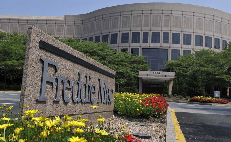 Die Federal Home Loan Mortgage Corporation sagt vielen Menschen vermutlich wenig. Anders sieht das mit ihrem anderen Namen aus: Freddie Mac. Die Hypothekenbank soll eigentlich für Stabilität am Wohnungsmarkt sorgen, indem sie Hypotheken von Banken und anderen Schuldnern übernimmt. 2008 aber gehörte Freddie Mac zu den Protagonisten der Finanzkrise. Das börsennotierte Unternehmen hatte laut dem Ranking zuletzt wieder Vermögenswerte in Höhe von 2,2 Billionen Dollar angehäuft. „Forbes“ führte die Bank 2021 bei den Vermögenswerten weltweit auf Platz zwölf. Aber auch der Zweitplatzierte lag weit hinter dem Spitzenreiter dieser Liste.