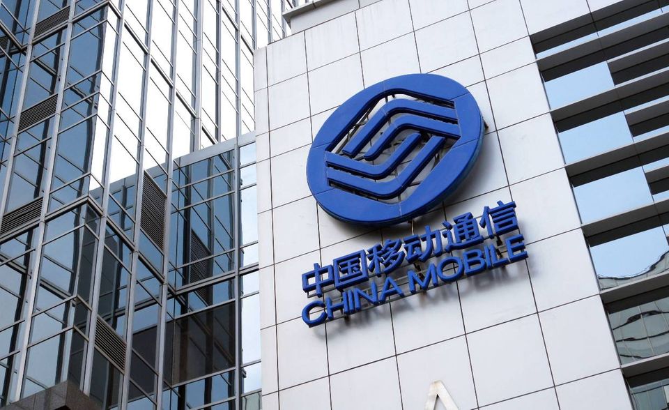 Neben dem Transport von Personen und Gütern auf den Schienen ist die Telekommunikation eine weitere Branche, die in China eines der weltweit größten Unternehmen in Staatsbesitz hervorgebracht hat. Das SWFI führte die China Mobile Communications Corporation mit 223,3 Mrd. Dollar an Vermögenswerten auf Platz sechs. China Mobile, einst: China Telecom, ist gemessen an den Vermögenswerten und der Kundenzahl der größte Mobilfunkanbieter der Welt. Hauptaktionär ist eine staatlich kontrollierte Holding.
