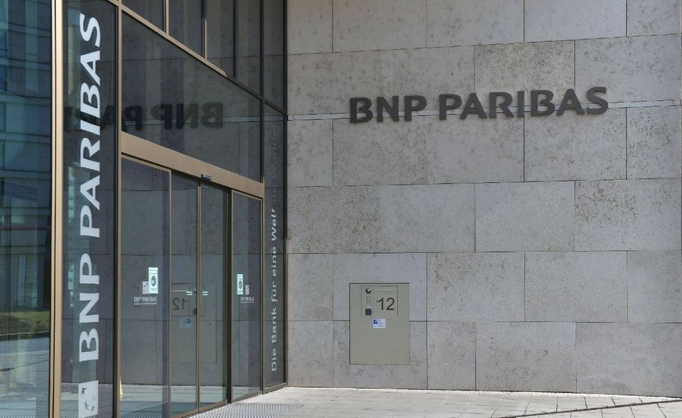 #1 BNP Paribas Die größte börsennotierte Bank der Welt außerhalb der USA und Chinas liegt laut „Forbes“ in Frankreich. Die BNP Paribas kam im Gesamtranking auf den 30. Platz. Ihre Vermögenswerte von zum Stichtag 3,0 Billionen Dollar konnten den Angaben zufolge nur von sieben Unternehmen weltweit überboten werden. Platz 59 für den Umsatz und Rang 64 beim Gewinn halfen, den nur 190. Platz für die Marktkapitalisierung auszugleichen. Die Großbank war durch die Fusion der Banque Nationale de Paris und der Bank Paribas entstanden.